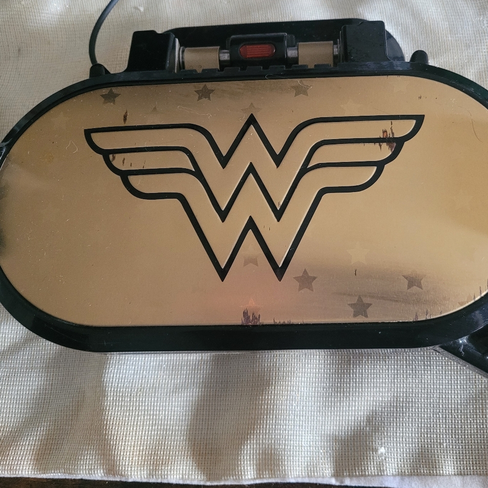New Gold Wonder Woman Pancake Maker - Picture 2 of 2